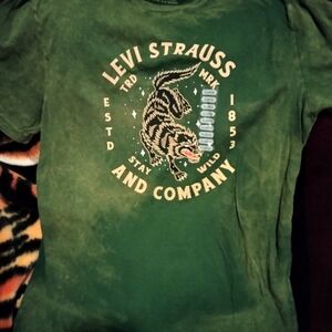 Nice Levi Strauss Mens T- Shirt. Brand New w/ No Tag. Very rare